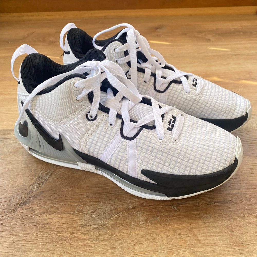 Nike LeBron Witness 7 Basketball Shoe size 8